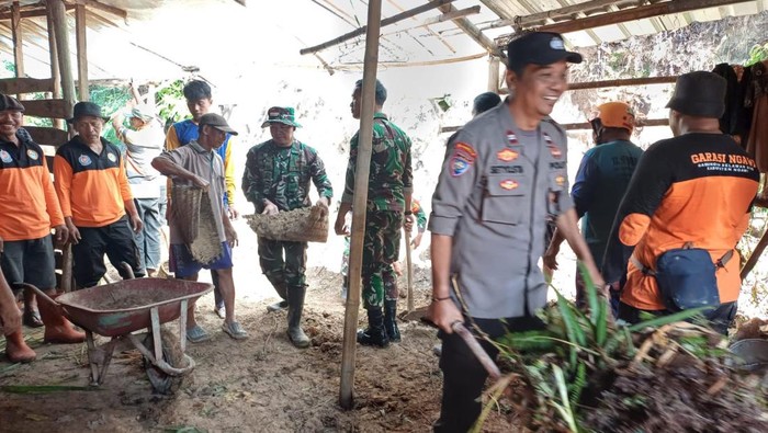 Longsor Juga Timpa 5 Rumah Di Ngawi