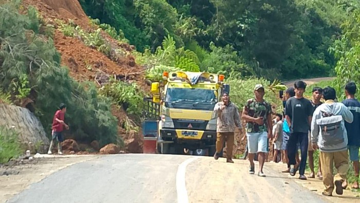Longsor timpa sejumlah warga di Kabupaten Luwu.