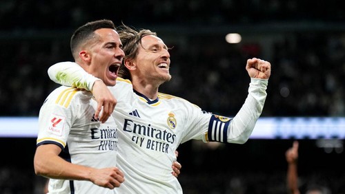 MADRID, SPAIN - FEBRUARY 25: Luka Modric of Real Madrid celebrates scoring his teams first goal with Lucas Vazquez during the LaLiga EA Sports match between Real Madrid CF and Sevilla FC at Estadio Santiago Bernabeu on February 25, 2024 in Madrid, Spain. (Photo by Angel Martinez/Getty Images)