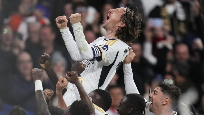 Real Madrids Luka Modric celebrates with his teammates after scoring his teams first goal during the Spanish La Liga soccer match between Real Madrid and Sevilla at the Santiago Bernabeu stadium in Madrid, Spain, Sunday, Feb. 25, 2024. (AP Photo/Manu Fernandez)