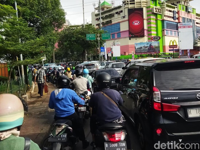 Macet Jl Raya Bogor ke Cililitan, Jaktim, 26 Februari 2024 pagi. (Kurniawan F/detikcom)