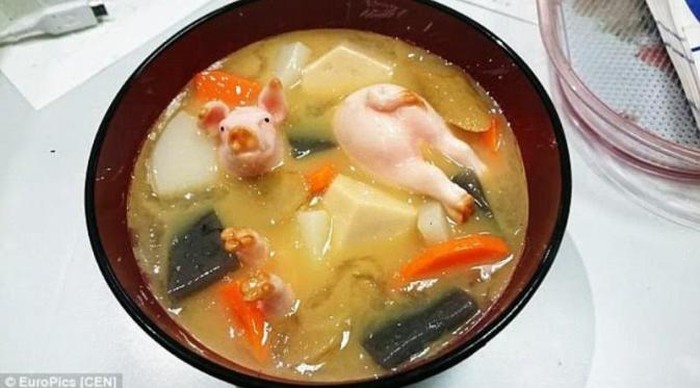 Makanan berbentuk babi.