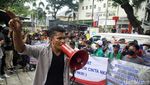 Massa Bakar Ban di Depan Kantor ICW Jakarta