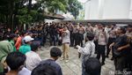 Massa Bakar Ban di Depan Kantor ICW Jakarta