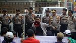 Massa Bakar Ban di Depan Kantor ICW Jakarta