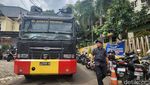 Massa Bakar Ban di Depan Kantor ICW Jakarta