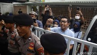 Perwakilan ICW sempat keluar kantor dan berbicara dengan massa dari balik pagar.  