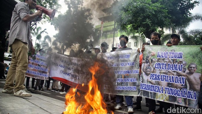 Massa Bakar Ban di Depan Kantor ICW Jakarta Massa Forum Masyarakat Pemuda Mahasiswa Timur Cinta NKRI berdemo di kantor ICW Jakarta. Mereka membakar ban dan membawa poster.
