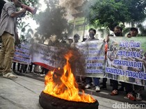 Massa Bakar Ban di Depan Kantor ICW Jakarta