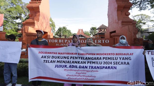 Masyarakat Kabupaten Mojokerto Berdaulat (MKMB) menggelar aksi solidaritas mendukung KPPS dan menolak hak angket
