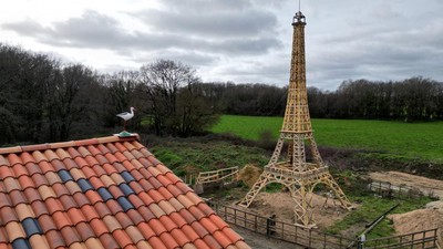 Menara Eiffel dari Kayu Siap Sambut Olimpiade Paris