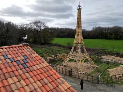 Menara Eiffel dari Kayu Siap Sambut Olimpiade Paris