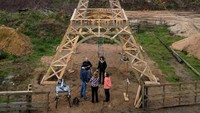 Bouchard, yang merupakan seorang pengangguran sebelum adanya proyek tersebut, mengatakan bahwa proyek ini memungkinkan dia untuk mempelajari keterampilan konkret dalam bidang pertukangan. Dia mengatakan Menara Eiffel adalah simbol yang tak terukur dari Prancis.  