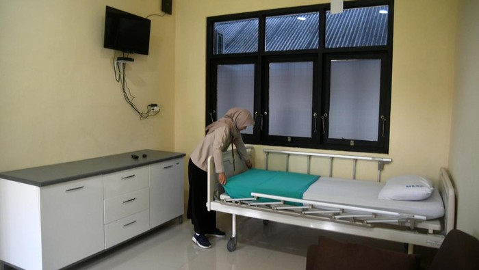 Perawat merapihkan tempat tidur di ruang rawat inap Srikandi, Rumah Sakit Jiwa (RSJ) Marzoeki Mahdi, Kota Bogor, Jawa Barat, Senin (26/2/2024). RSJ Marzoeki Mahdi Bogor siap menerima dan melayani calon legislatif (caleg) yang membutuhkan terapi kejiwaan akibat gagal terpilih pada Pemilu 2024 dengan layanan konsultasi pribadi dan fasilitas ruangan perawatan. ANTARA FOTO/Arif Firmansyah/nz