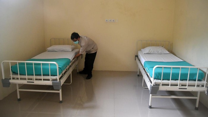 Perawat merapihkan tempat tidur di ruang rawat inap Srikandi, Rumah Sakit Jiwa (RSJ) Marzoeki Mahdi, Kota Bogor, Jawa Barat, Senin (26/2/2024). RSJ Marzoeki Mahdi Bogor siap menerima dan melayani calon legislatif (caleg) yang membutuhkan terapi kejiwaan akibat gagal terpilih pada Pemilu 2024 dengan layanan konsultasi pribadi dan fasilitas ruangan perawatan. ANTARA FOTO/Arif Firmansyah/nz