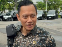 Perdana! Begini Gaya AHY di Sidang Paripurna Bareng Jokowi-Moeldoko