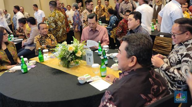 Menteri investasi Bahlil Lahadalia, Menko marves Luhut Binsar Pandjaitan, Menteri BUMN Erick Thohir, Sekjen ESDM Dadan Kusdiana hadir dalam Divestasi Vale. (CNBC Indonesia/Verda Nano Setiawan)