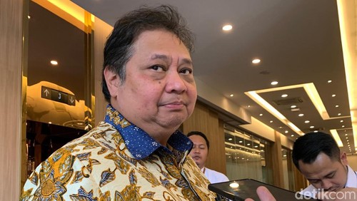 Menteri Koordinator Bidang Perekonomian Airlangga Hartarto bicara soal program makan siang gratis di kantornya, Senin (26/2/2024).