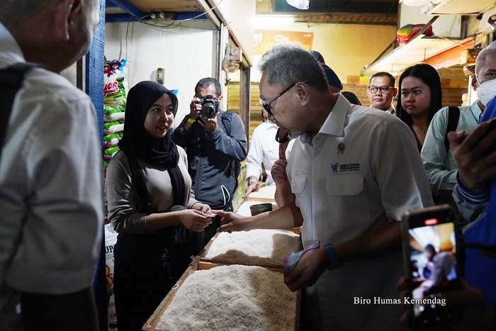 Menteri Perdagangan Zulkifli Hasan meninjau Pasar Klender SS di Jakarta Timur Senin (26/2).