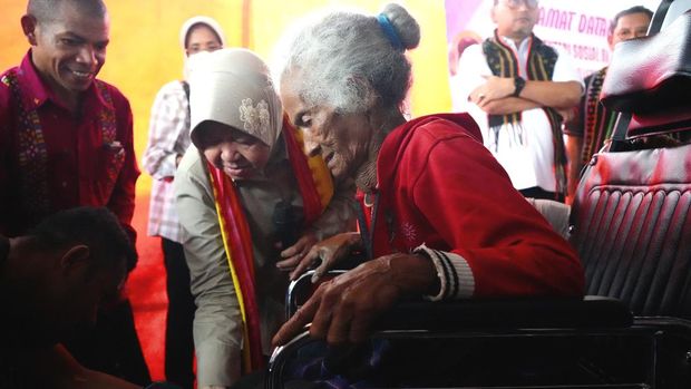 Mensos Risma memberi bantuan kursi roda kepada salah satu warga di Desa Golo Wune, Kecamatan Lamba Leda Selatan, Kabupaten Manggarai Timur, Nusa Tenggara Timur (NTT), Minggu (25/2/2024). (Foto: Dok. Biro Humas Kemensos)
