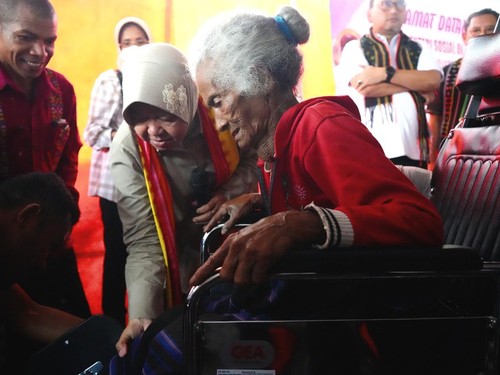 Menteri Sosial Tri Rismaharini memberi bantuan kursi roda kepada salah satu warga di Desa Golo Wune, Kecamatan Lamba Leda Selatan, Kabupaten Manggarai Timur, Nusa Tenggara Timur (NTT), Minggu (25/2/2024). (Foto: Dok. Biro Humas Kemensos)