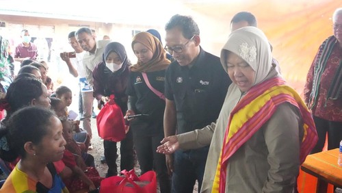 Menteri Sosial Tri Rismaharini memberi bantuan sembako kepada  warga di Desa Golo Wune, Kecamatan Lamba Leda Selatan, Manggarai Timur,  NTT, Minggu (25/2/2024). (Foto: Dok. Biro Humas Kemensos)