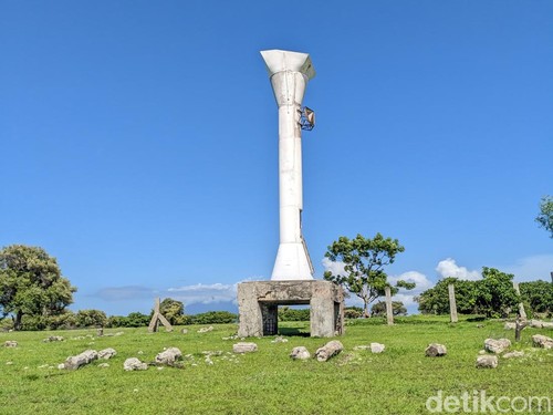 Mercusuar tua di Tanjung Kolipadan, Lembata, Minggu (25/2/2024). (Yurgo Purab)