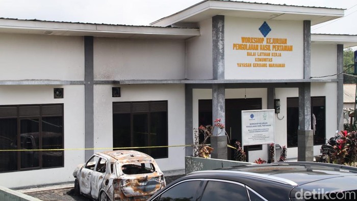 Mobil timses Caleg DPR RI yang terbakar