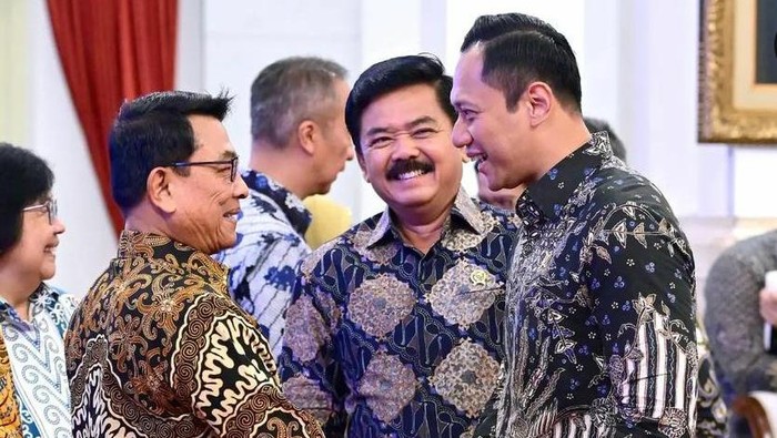 Momen AHY dan Moeldoko salaman diunggah Jokowi