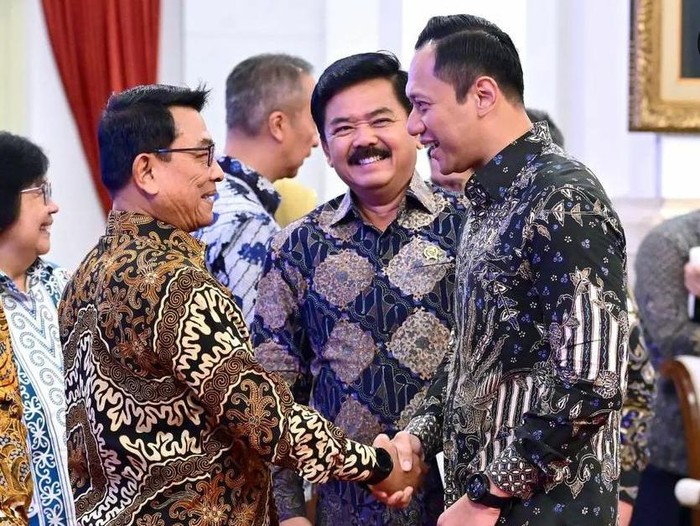 Momen AHY dan Moeldoko salaman diunggah Jokowi