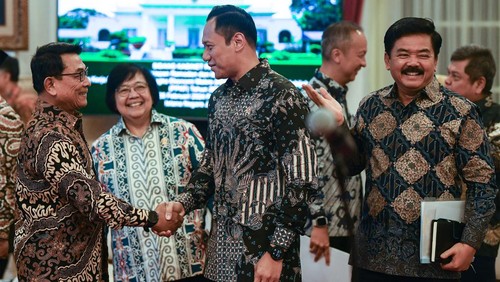 stana menggelar sidang kabinet paripurna, Senin (26/2/2024). Sebelum sidang dimulai, ada momen Menteri ATR Agus Harimurti Yudhoyono bersalaman dengan Kepala Staf Presiden Moeldoko.