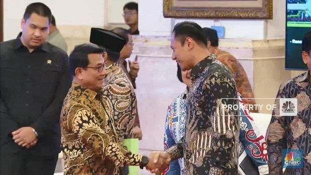 Menteri Agraria dan Tata Ruang/Kepala Badan Pertanahan Nasional Agus Harimurti Yudhoyono (AHY) bersalaman dengan Kepala Kantor Staf Presiden Moeldoko jelang Sidang Kabinet Paripurna di Istana Negara, Jakarta, Senin (26/2).