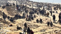 Warga Palestina yang mengantre di sepanjang pantai saat mereka dengan putus asa menunggu bantuan kemanusiaan tiba di tengah serangan Israel dan antisipasi invasi Rafah.  