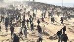 Momen Warga Gaza Menunggu Bantuan Kemanusiaan di Tepi Pantai
