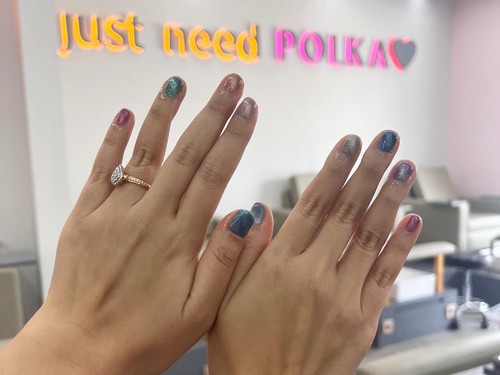 Mencoba Nail Art Cat Eye, Hasil Kuku Metalik yang Tampak Hidup