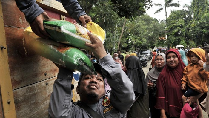 Operasi pasar murah di Bekasi Petugas memindahkan beras SPHP (Stabilisasi Pasokan dan Harga Pangan) dari truk saat operasi pasar murah di halaman Kecamatan Bekasi Timur, Senin (26/2/2024). Pemerintah setempat mengadakan operasi pasar murah di seluruh wilayah Bekasi beralngsung dari 26 Februari sampai dengan 23 Maret 2024 sebagau upaya menstabilkan harga pangan.
ANTARA FOTO/ Fakhri Hermansyah/nz