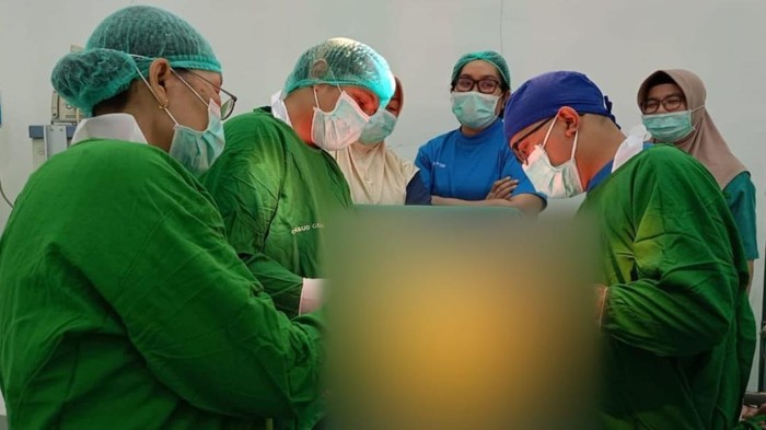 Operasi pengangkatan kista di RSUD Genteng.