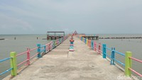 Harga tiket di Pantai Tirtamaya sekitar Rp10 ribu untuk orang dewasa dan Rp5 ribu untuk pengunjung anak-anak. Harga parkir di area tersebut mulai dari Rp5 ribu saja. Pantai Tirtamaya salah satu yang legendaris di Indramayu. Destinasi wisata di sini sangat cocok untuk keluarga.