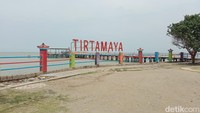 Harga tiket di Pantai Tirtamaya sekitar Rp10 ribu untuk orang dewasa dan Rp5 ribu untuk pengunjung anak-anak. Harga parkir di area tersebut mulai dari Rp5 ribu saja. Pantai Tirtamaya salah satu yang legendaris di Indramayu. Destinasi wisata di sini sangat cocok untuk keluarga.
