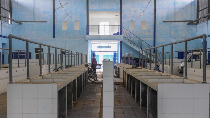 Warga berjalan di dalam area pasar di Pasar Cipanas, Lebak, Banten, Senin (26/2/2024). Pasar yang dibangun menggunakan APBD Rp8,6 miliar tersebut kondisinya terbengkalai dan dan tidak difungsikan akibat tidak adanya pedagang yang berjualan. ANTARA FOTO/Muhammad Bagus Khoirunas/nz