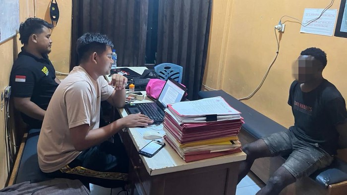 Pelaku penganiayaan tewaskan anggota TNI di Keerom saat diperiksa polisi.