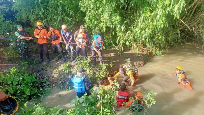 Evakuasi motor korban yang terbawa arus di Jembatan Kedung Bulus, Masaran, Sragen, Senin (26/2/2024).