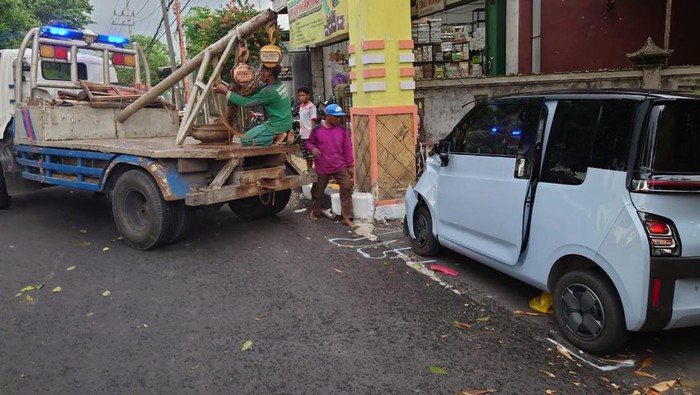 Penampakan mobil listrik yang dikemudikan dokter dan tabrak petugas kebersihan di Kota Mojokerto