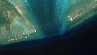 Dalam hal ini, China mengklaim Scarborough, yang hanya terdiri dari beberapa temburu karang, sebagai sebuah pulau. (REUTERS/Maxar Technologies)