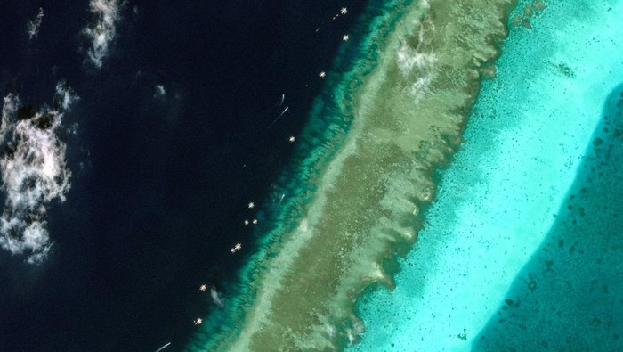 Penampakan Satelit Scarborough Shoal, Pulau Kecil Biang Konflik China-Filipina A Chinese Coast Guard vessel and a Philippine boat are seen near the entrance of Scarborough Shoal in the South China Sea, February 22, 2024. Maxar Technologies/Handout via REUTERS THIS IMAGE HAS BEEN SUPPLIED BY A THIRD PARTY. NO RESALES. NO ARCHIVES. MANDATORY CREDIT. MUST NOT OBSCURE LOGO