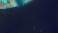 Namun China menganggap wilayah ini masih termasuk ke dalam area teritorialnya, sehingga negeri itu menganggap memiliki kontrol dan kuasa atas wilayah tersebut. Hal inilah yang memicu ketegangan, dan menyebabkan Filipina membawa kasus tersebut ke Pengadilan Internasional di Den Haag. (REUTERS/Maxar Technologies)