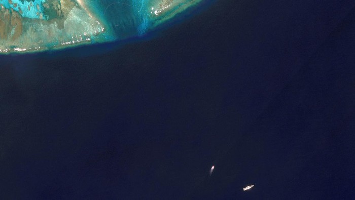 A Chinese Coast Guard vessel and a Philippine boat are seen near the entrance of Scarborough Shoal in the South China Sea, February 22, 2024. Maxar Technologies/Handout via REUTERS    THIS IMAGE HAS BEEN SUPPLIED BY A THIRD PARTY. NO RESALES. NO ARCHIVES. MANDATORY CREDIT. MUST NOT OBSCURE LOGO
