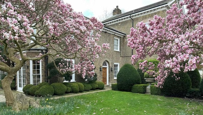 Penampakan taman di rumah Freddie Mercury