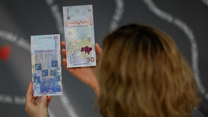 Penampakan Uang Baru Ukraina untuk Peringati 2 Tahun Invasi Rusia Banknotes dedicated to the second anniversary of Russia's invasion on Ukraine are presented at the Ukrainian National Bank in Kyiv, Ukraine February 23, 2024. REUTERS/Alina Smutko