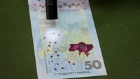 Desain baru itu dicetak di pecahan mata uang 50 hryvnia. 
